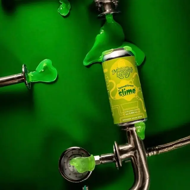 Lattina verde Slime di Vault City tra tubi e manometri